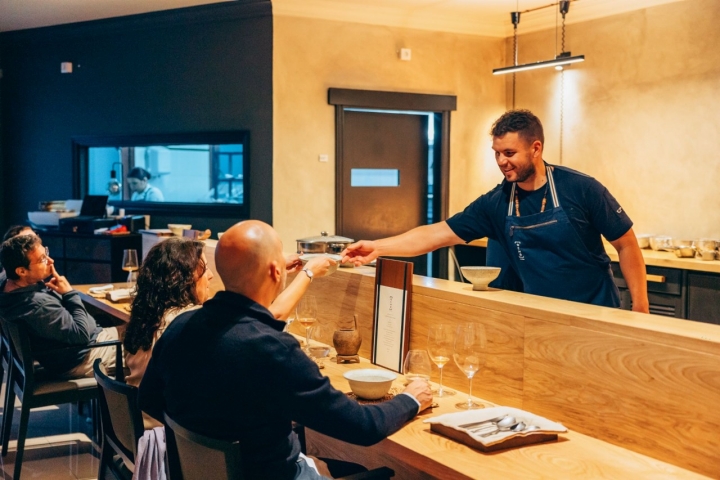 Hay que dejarse llevar al estilo de un 'omakase' de restaurante japonés