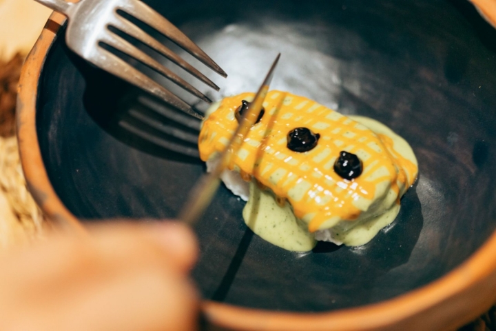 Peto con hoja de higuera y almendra, jugo de higo y ajos fermentados