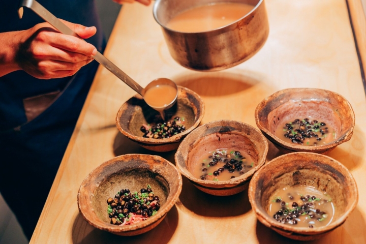 Así luce el guiso de huesos de cerdo y leguminosas servido con chícharos fritos y costilla de cerdo cocinada en leche de cabra