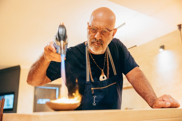 Marcos aplica el fuego como si de un aborigen se tratase