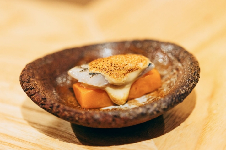 El caldo se acompaña con batata vieja ligeramente salada y una mayonesa de salazón