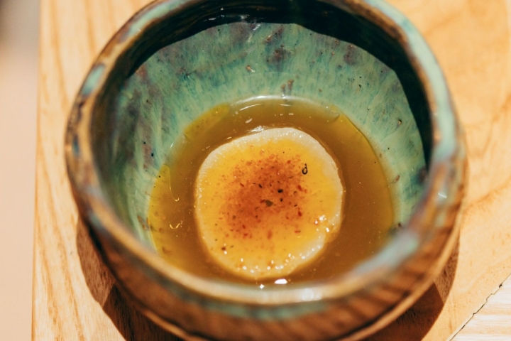 Caldo de pescado seco y setas servido con nabo tostado en mojo indígena