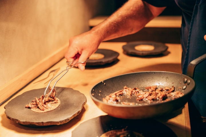 Cada movimiento del chef revela el respeto que siente por su tradición culinaria