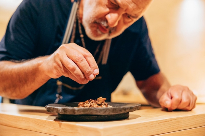 Marcos Tavío, chef del restaurante 8Aborigen, preparando gaite