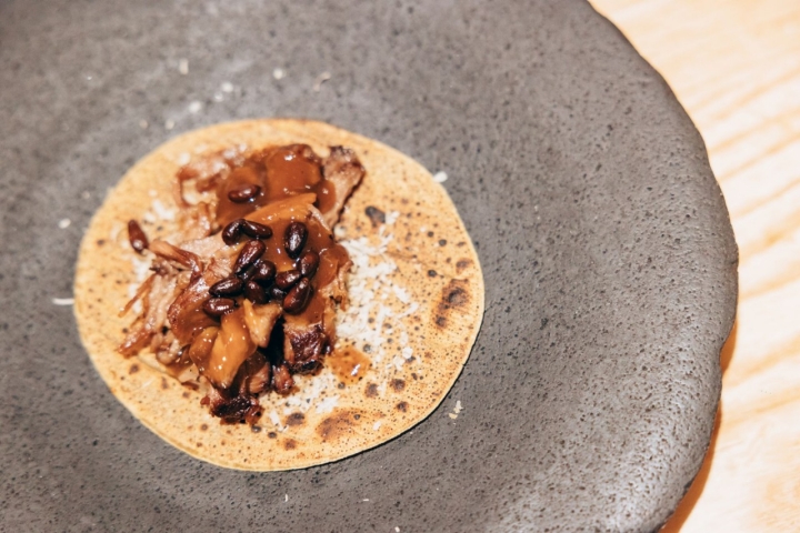 El 'gaite', una especie de torta, se sirven con gofio, miel, leche, carne de oveja, una salsa de pota, queso duro y piñones