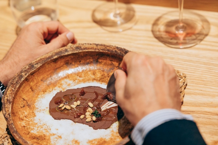 Uno de los postres estampa grabados rupestres en cacao venezolano