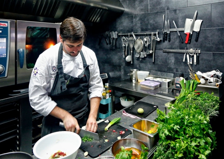 Junto a Omar Pérez, en la cocina hay dos ayudantes, todos de la familia.