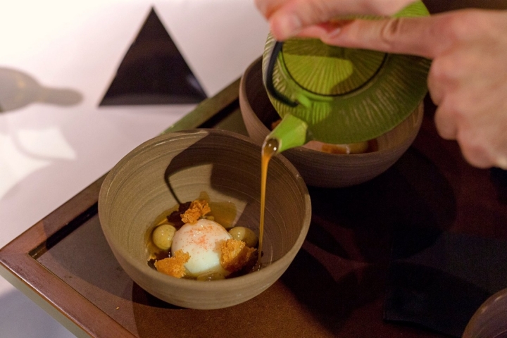 Restaurante 'Alejandro Serrano' (Burgos): huevo ecológico con trufa y caldo de legumbres