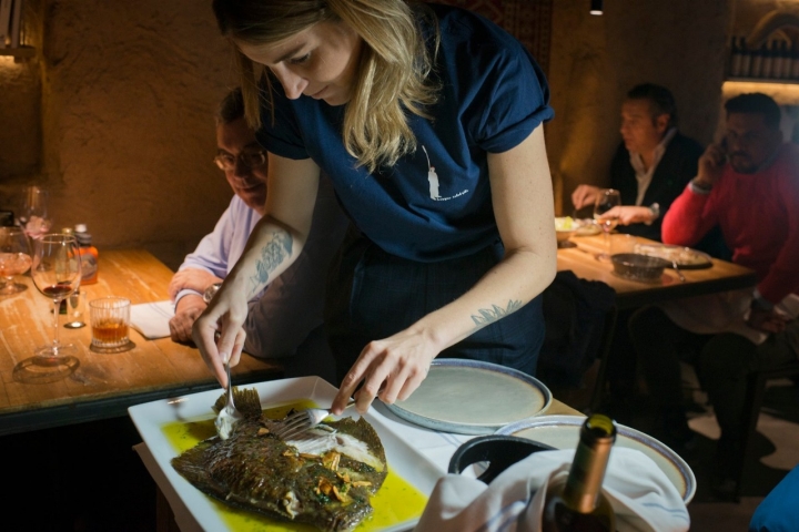 Nagore atiende con cariño directamente en la mesa.