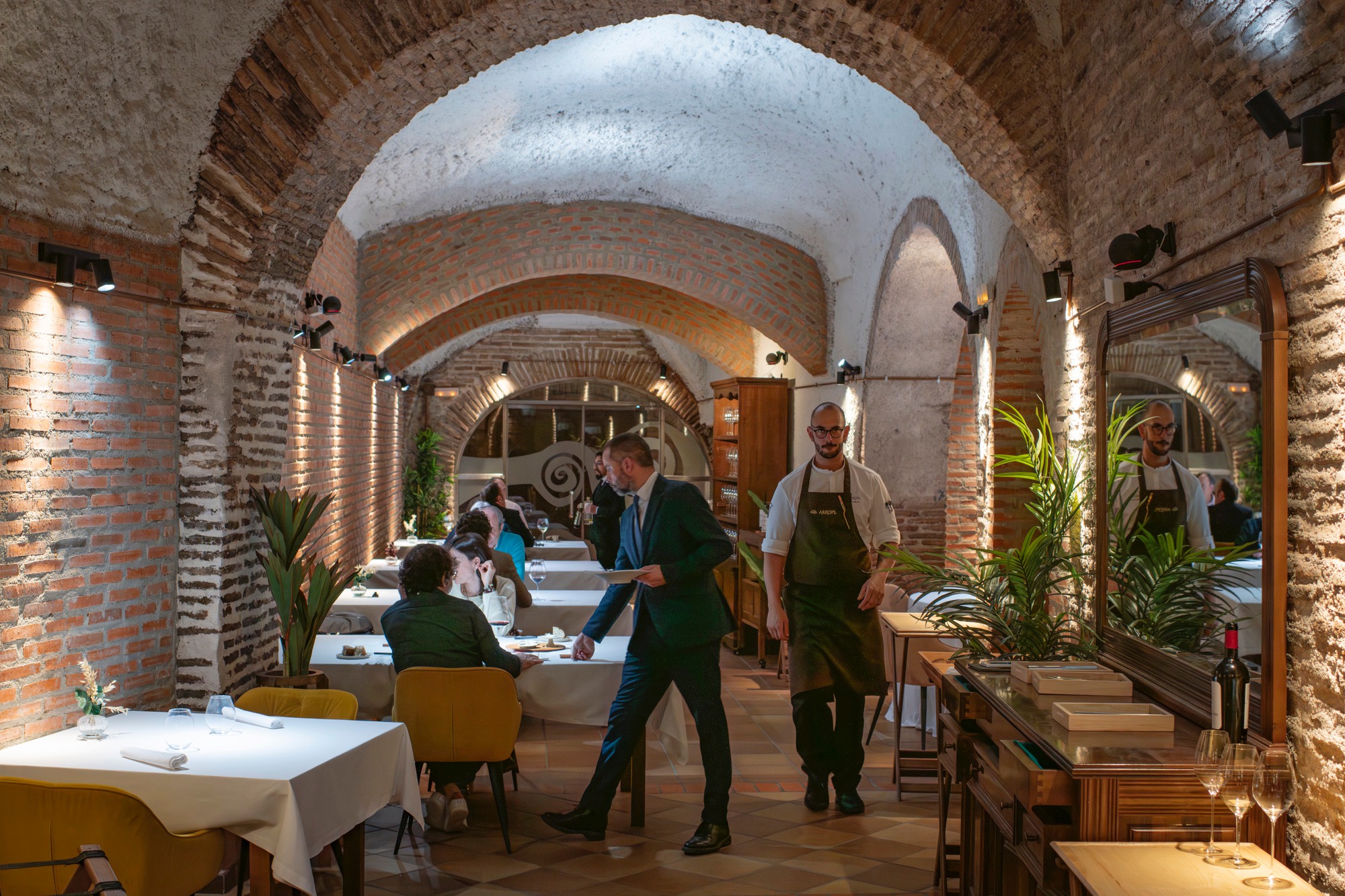 El restaurante se encuentra en la bodega subterránea de Yllera.