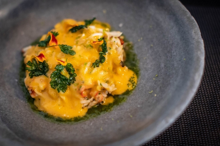 'King crab' acompañado de ralladura de lima, aceite de oliva y una salsa holandesa de chiles fermentados.