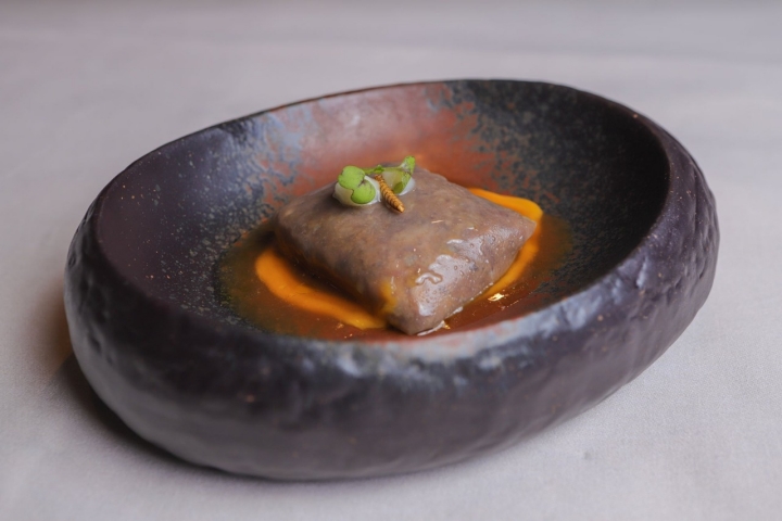 Ravioli de rabo de vaca. Como 'topping', un gusano mexicano.