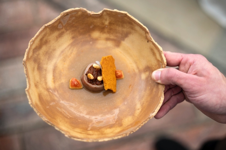 Málaga (España) 05/02/2025 Reportaje en el restaurante Beluga del chef Diego René en la Plaza de las Flores. En la foto, Tonyina de sorra amb coca.Foto: Daniel Pérez