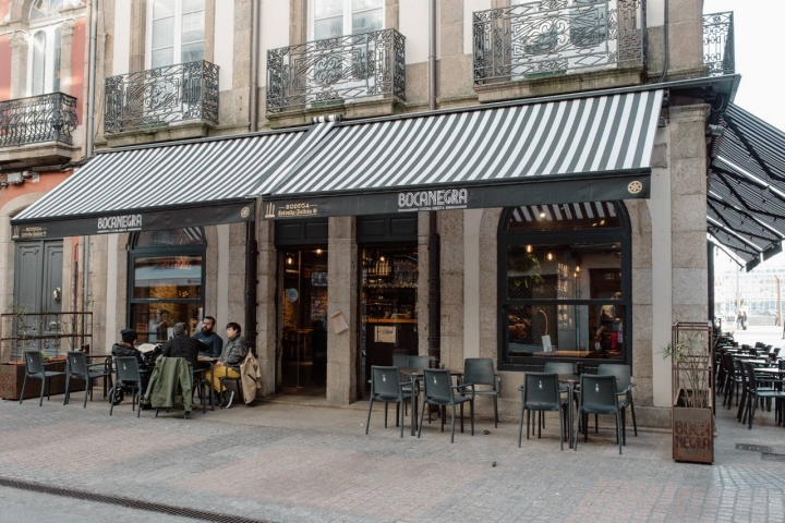 'Bocanegra' y su terraza, entre el teatro de Rosalía de Castro y la Plaza de María Pita.