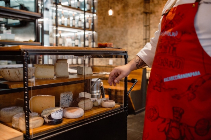 Pablo ultima su carrito de quesos, con 18 variedades diferentes.