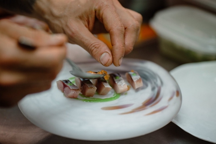 Emplatando la 'xarda' marinada.