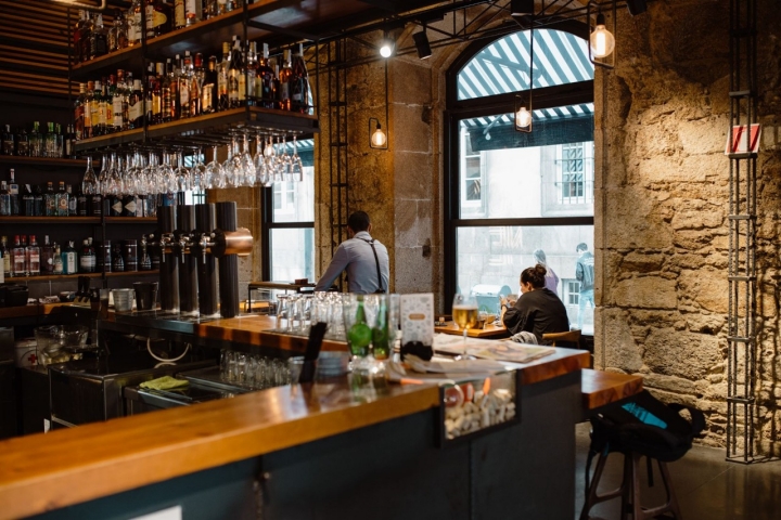 Vista de las mesas y las cristaleras que dan a la calle, en la zona vieja de la ciudad.