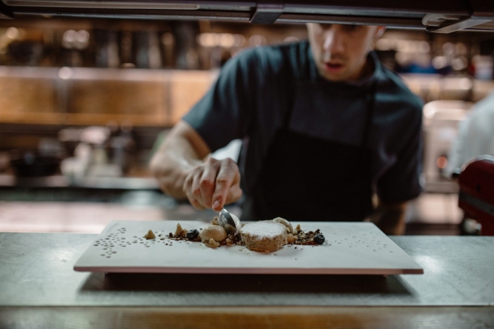 Luis le da el último toque al postre de castañas de chocolate, bizcocho de castaña, 'mousse' de castaña y helado de hinojo.