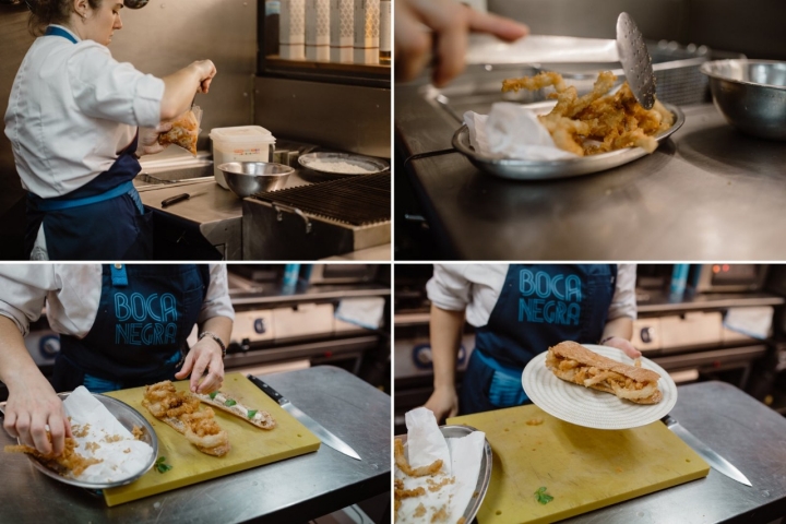 Lidia prepara el famoso bocata de calamares, hecho en pan de cristal.
