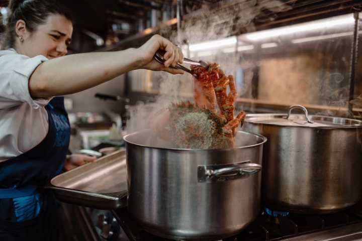 Lidia saca un centollo con cuya carne se elaborará un risotto.