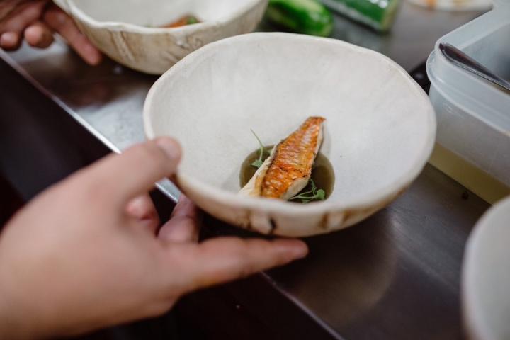 El salmonete y su salsa, listo para salir.