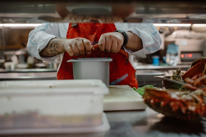 Pablo vacía la centolla, que usará para el 'risotto' de las sugerencias de hoy.