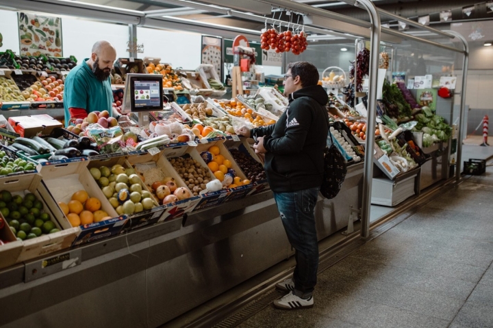 Escogiendo alcachofas en 'Frutas Marisa', en la plaza de Lugo.