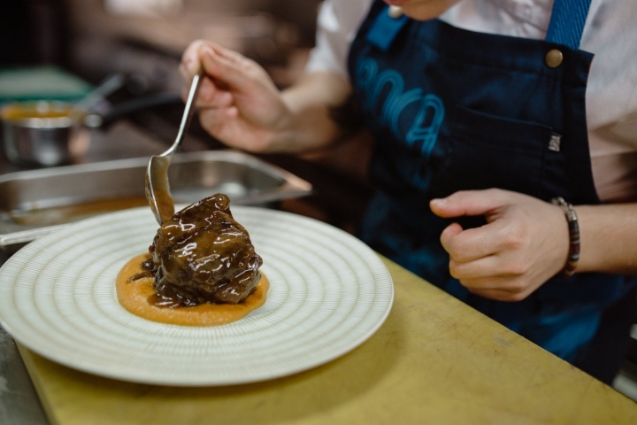 Una de carrillera, que lleva toda la mañana en la olla.