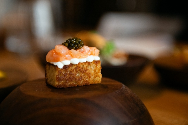 Brioche de gamba roja y crema de mascarpone y caviar ahumado.