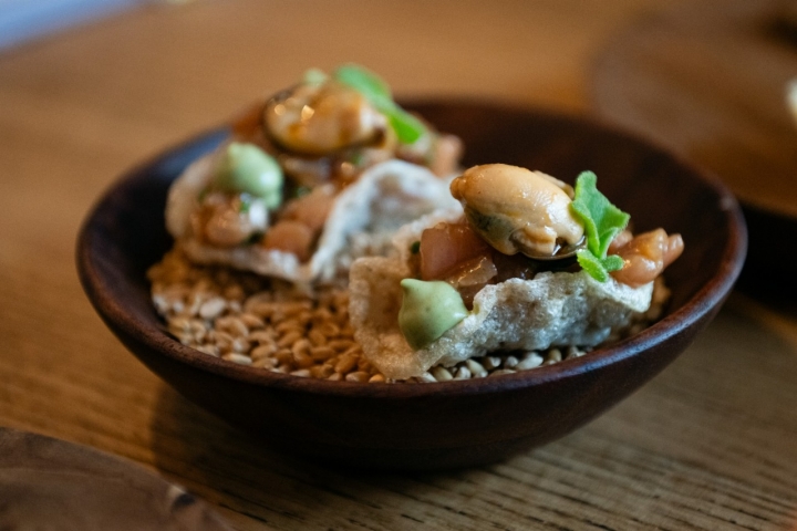 Mejillón en escabeche y una emulsión de alga codium.