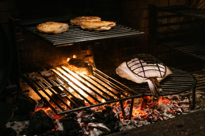 Las brasas de encina protagonistas de muchos platos.