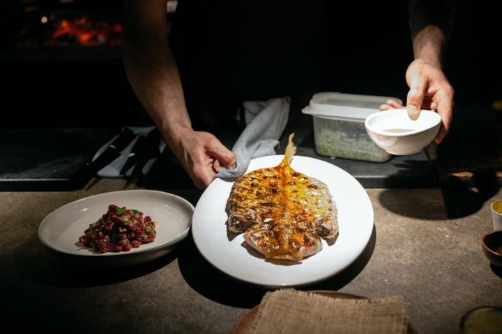 El salmonete a la brasa preparado entero, desespinado y en su punto justo.