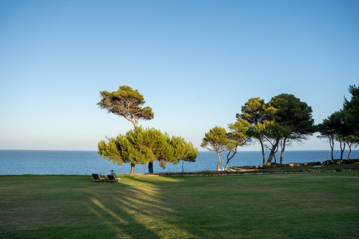 Muchos clientes descansan frente al más puro Mediterráneo