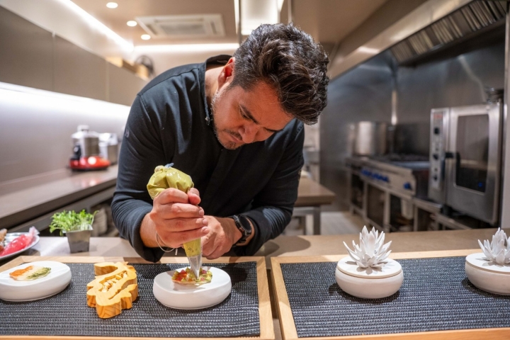 La concentración del chef es máxima en cada movimiento en cocina