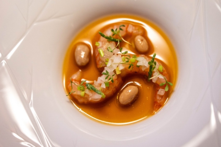 La gamba Sóller servida sobre un guiso tradicional de frijol con caldo de cerdo