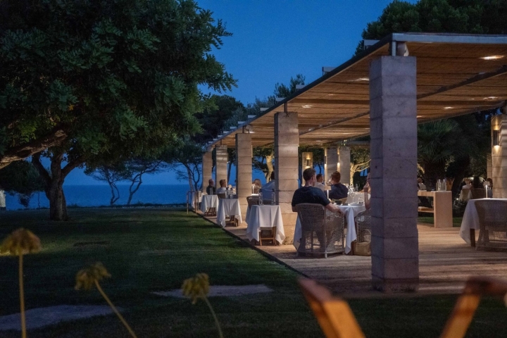 La terraza invita a disfrutar con calma de cada segundo en este rincón de Mallorca, sobre todo al atardecer