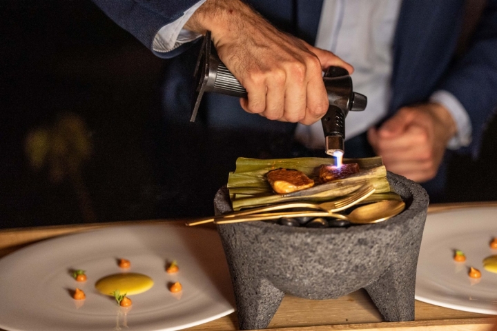 El salmonete se cocina en hoja de plátano y se adoba con achiote