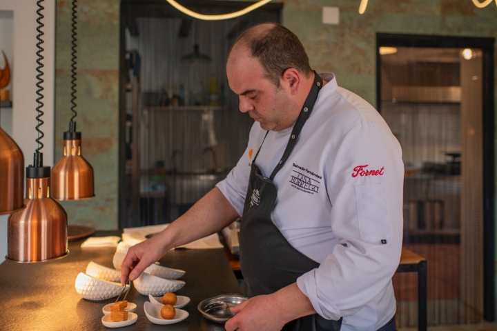 Salvador emplantando los primeros pases del menú.
