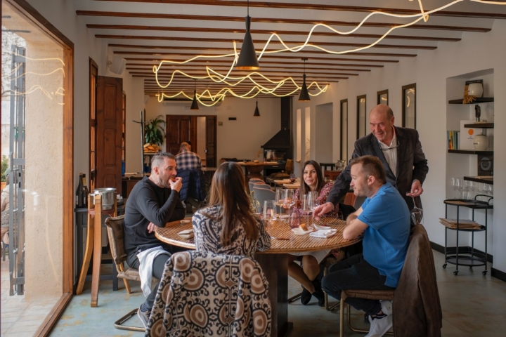 El restaurante ofrece servicio para unas 24 personas.