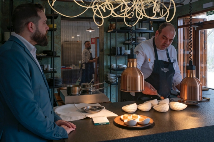 En cocina trabajan tres personas y en sala cuatro.