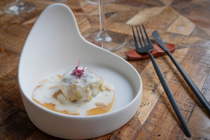 Ravioli de conejo al ajillo y espuma de romero.