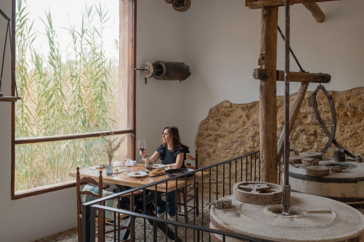 La antigua maquinaria del molino hoy es un elemento decorativo.