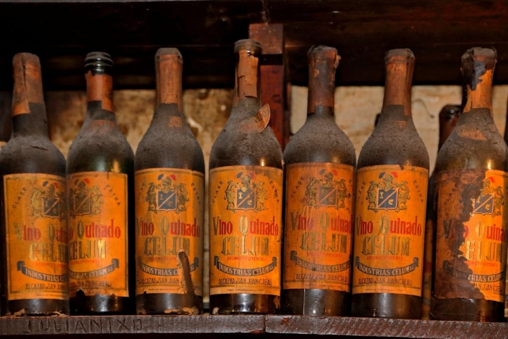 Unas botellas que lucen con mucho polvo y apariencia envejecida en 'Casa Julián'.