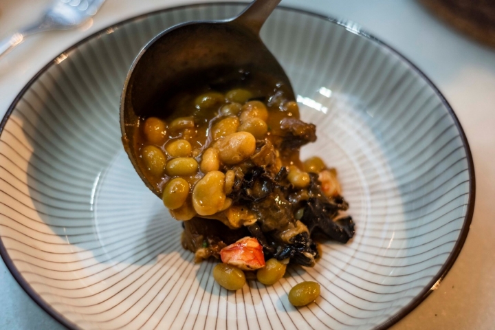 Pochas con setas y carabineros.