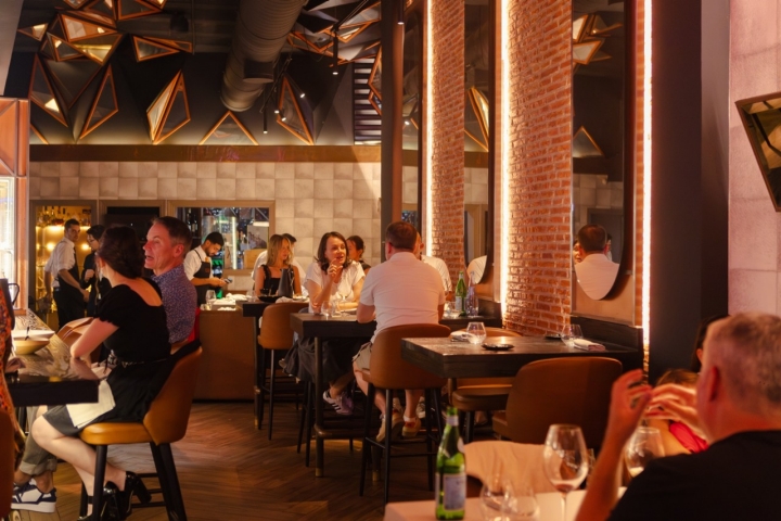 La sala de restaurante apenas tiene ventanas.