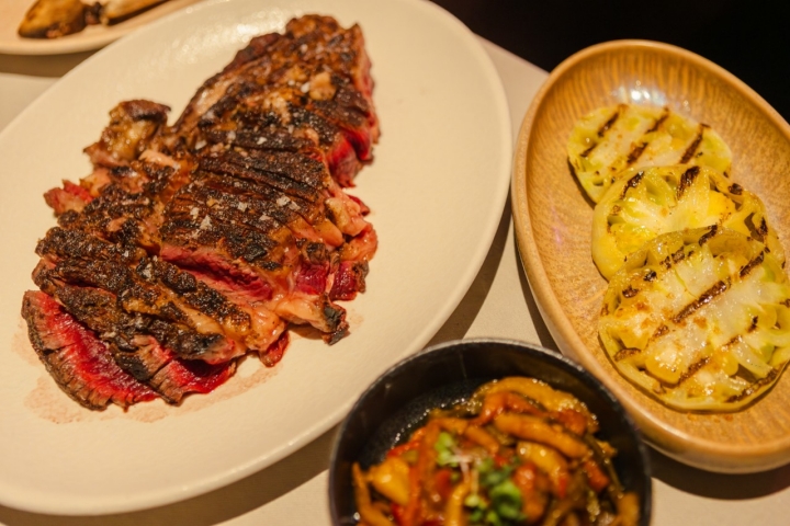 Chuleta Luismi, tomate a la brasa variedad Ruso Amarillo cultivado en Güímar y pimientos a la brasa.