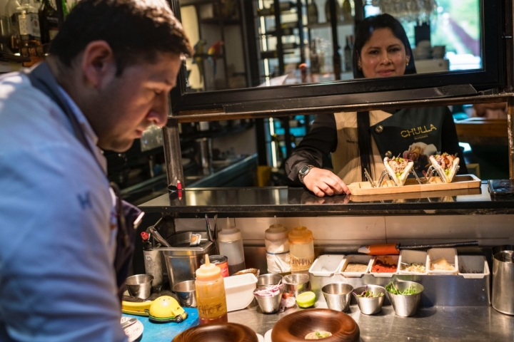 Pablo y Mayra en cocina.