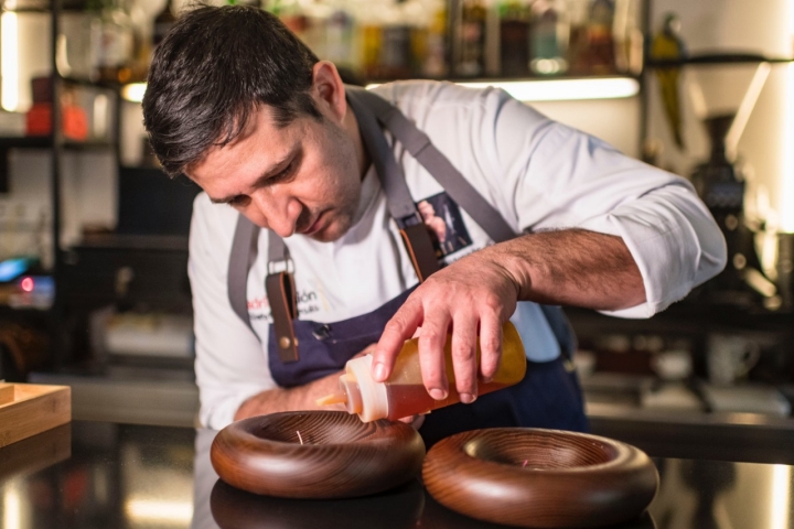Pablo Maldonado cocinando.