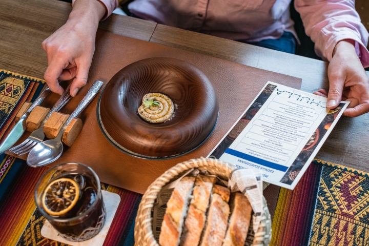 Mantequilla ahumada casera con trufa, cacahuetes y aceite de achiote.