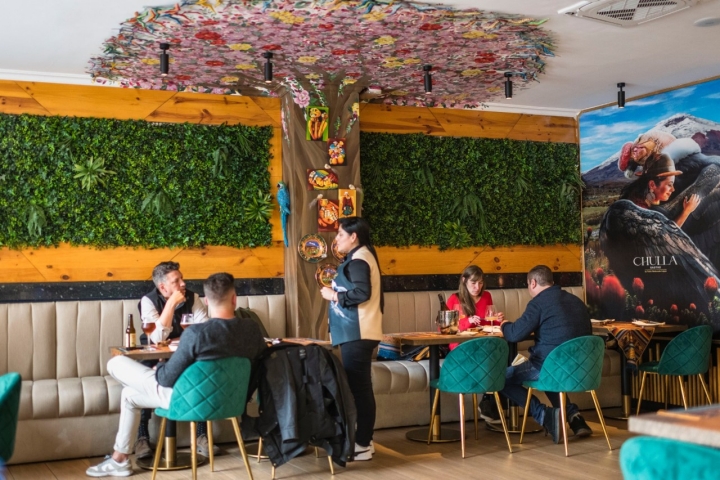 El restaurante está decorado con cuadros del famoso pintor ecuatoriano Oswaldo Guayasamín.